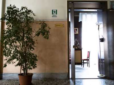 Ritorniamo ora sui nostri passi per raggiungere una scala che ci conduce davanti a una piccola cappella